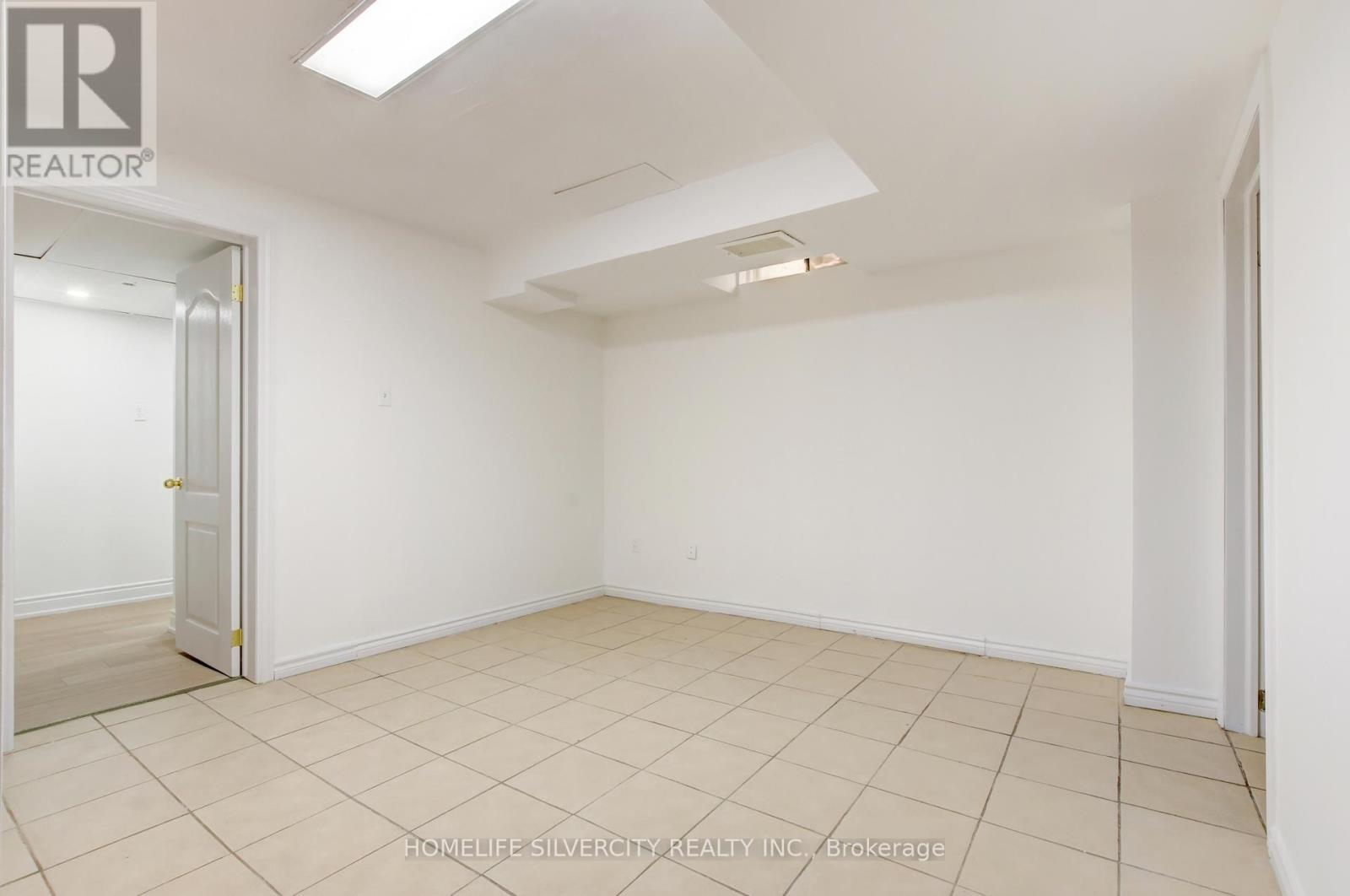 Photo 33 of 31 Garibaldi Drive, Brampton ON