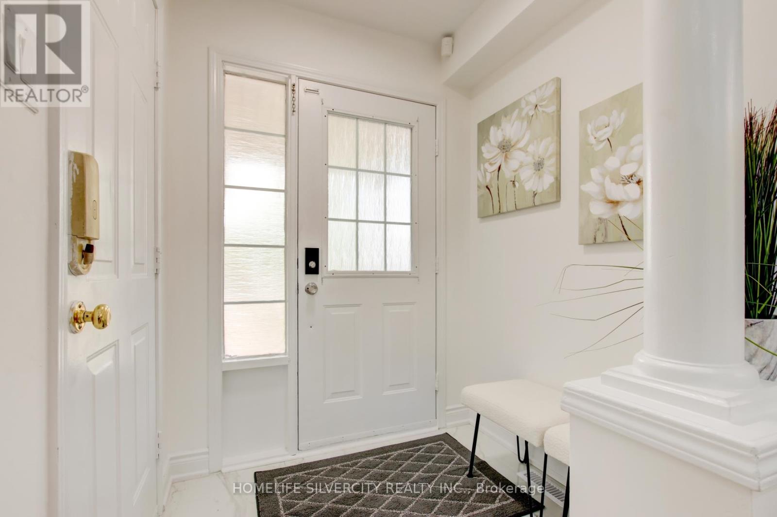 Photo 5 of 31 Garibaldi Drive, Brampton ON