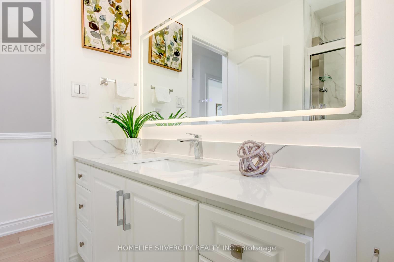 Photo 8 of 31 Garibaldi Drive, Brampton ON