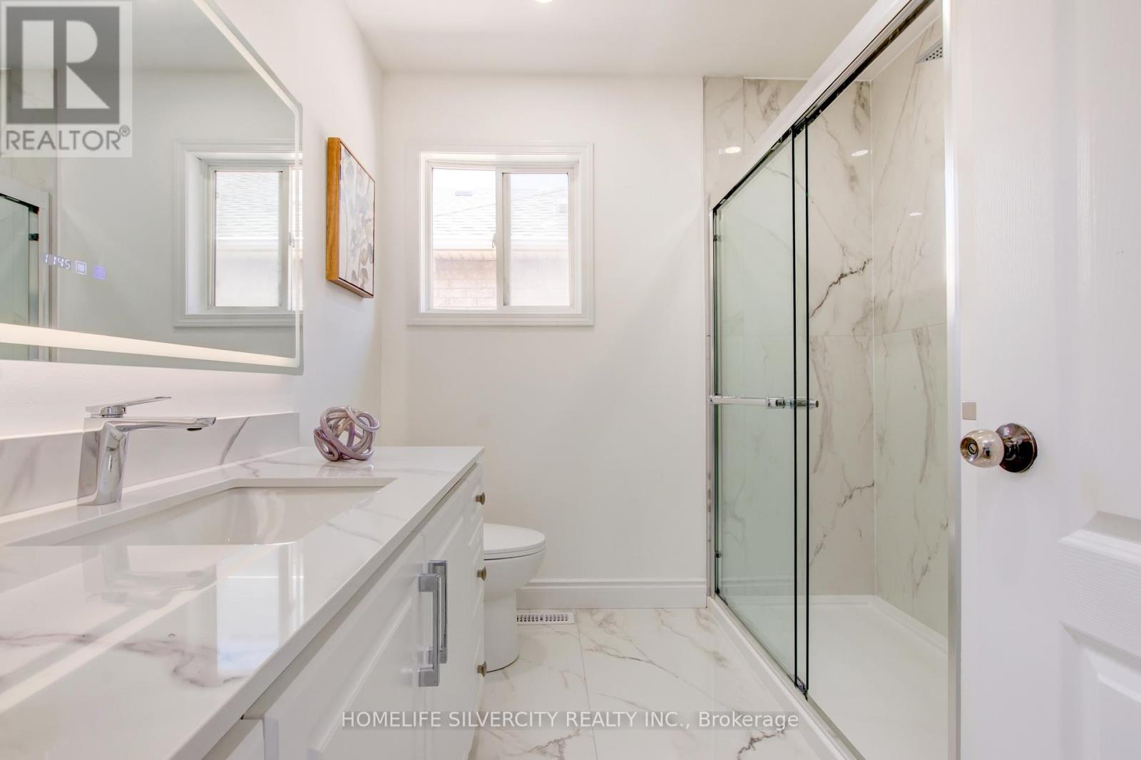Photo 9 of 31 Garibaldi Drive, Brampton ON