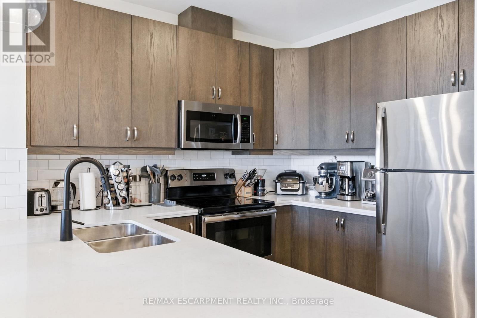 Photo 8 of 523 118 King Street E, Hamilton ON