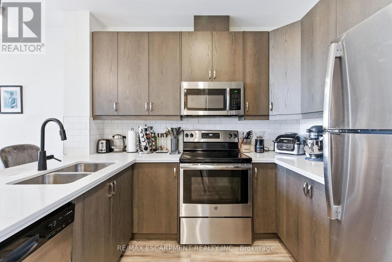 Photo 9 of 523 118 King Street E, Hamilton ON