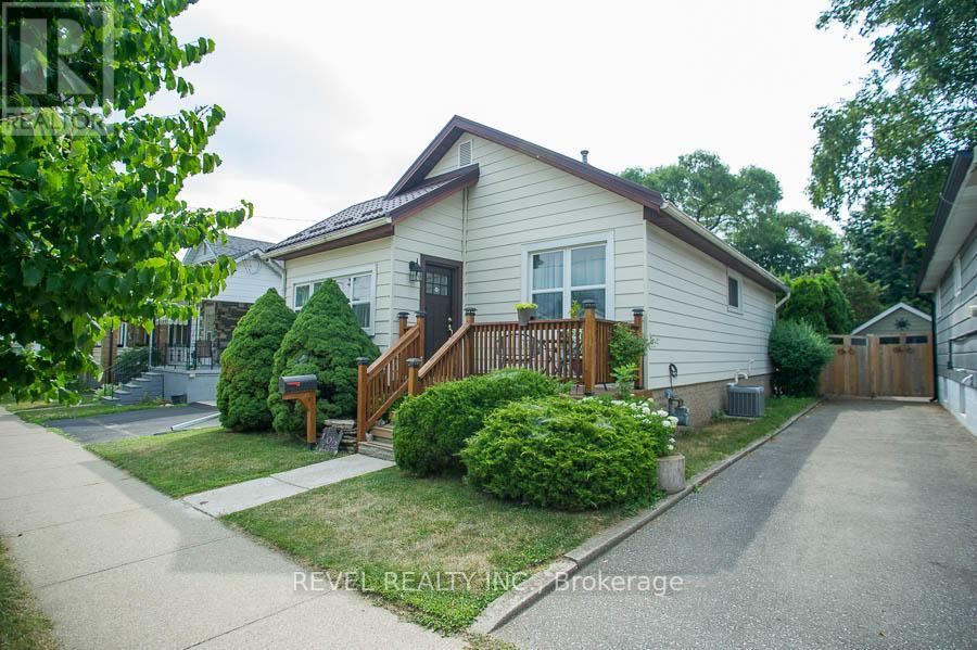 Photo 1 of 102 Walnut Street, Brantford ON