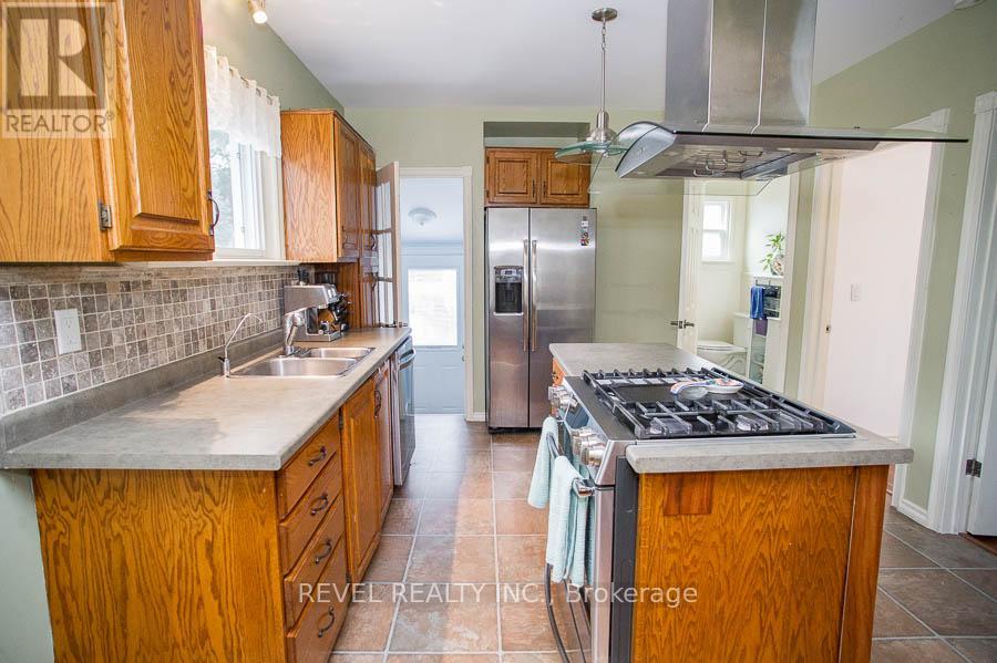 Photo 11 of 102 Walnut Street, Brantford ON