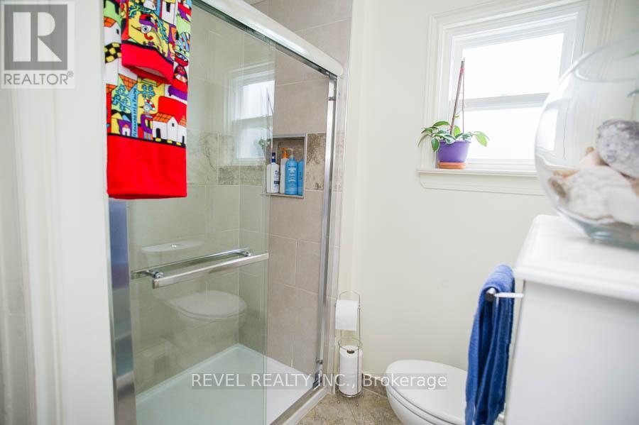 Photo 15 of 102 Walnut Street, Brantford ON