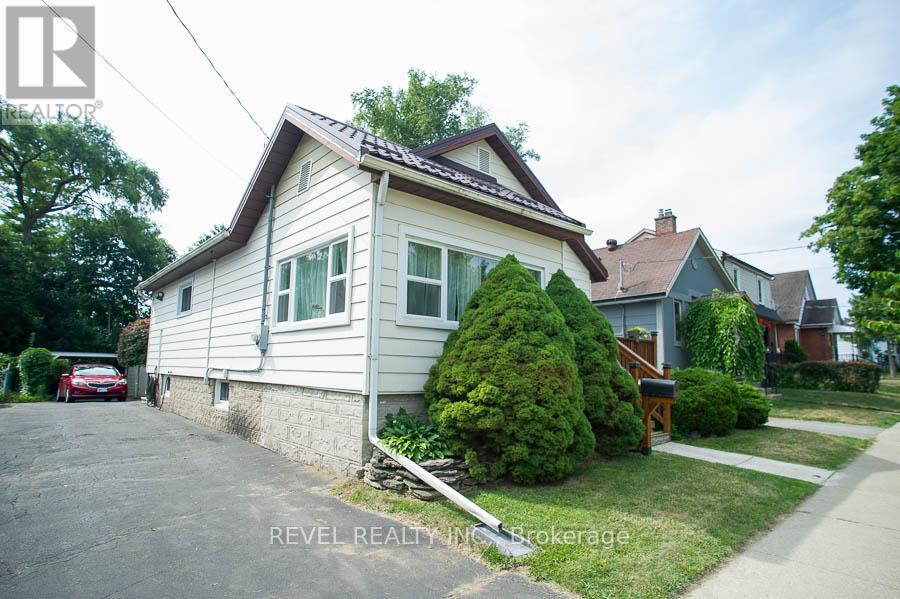 Photo 2 of 102 Walnut Street, Brantford ON