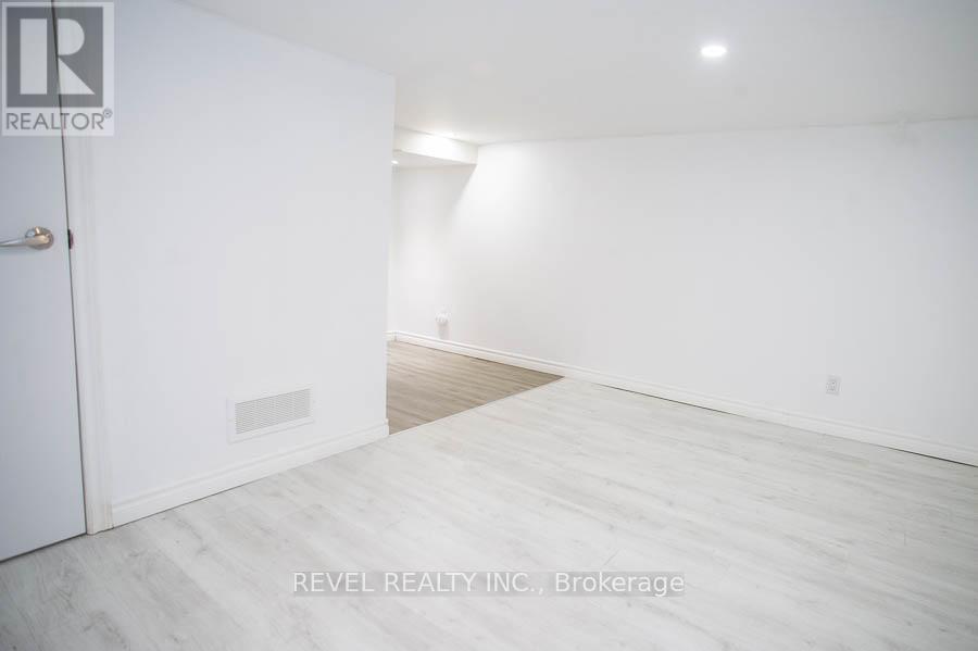 Photo 23 of 102 Walnut Street, Brantford ON