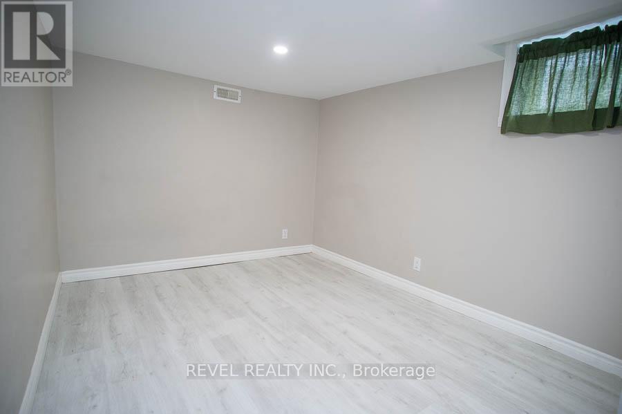 Photo 26 of 102 Walnut Street, Brantford ON