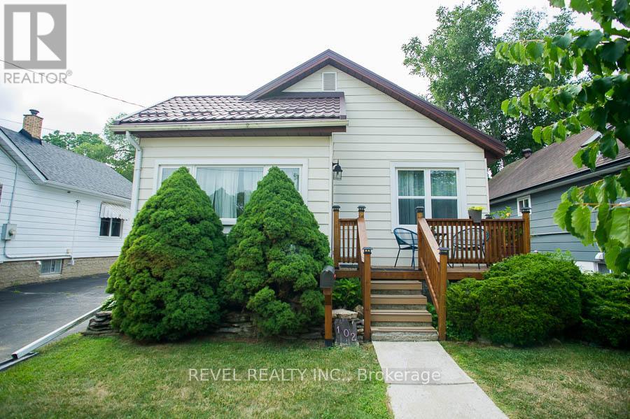 Photo 3 of 102 Walnut Street, Brantford ON