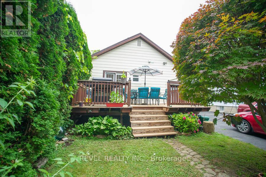 Photo 33 of 102 Walnut Street, Brantford ON