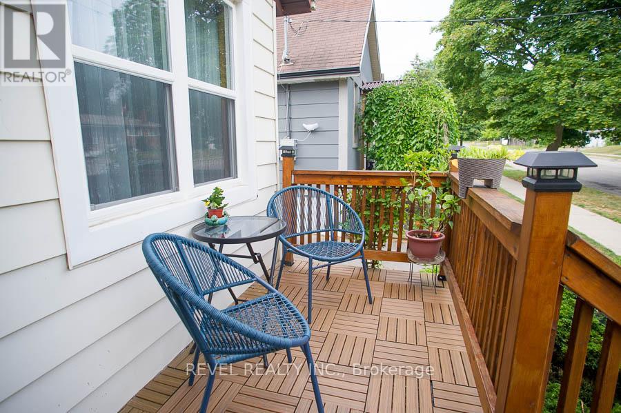 Photo 4 of 102 Walnut Street, Brantford ON