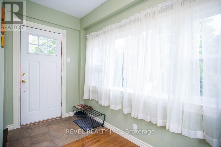 Photo 5 of 102 Walnut Street, Brantford ON