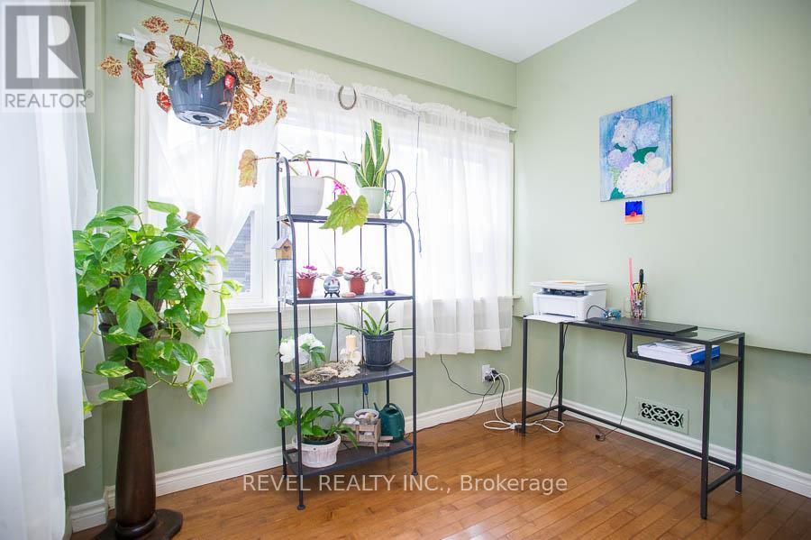 Photo 6 of 102 Walnut Street, Brantford ON