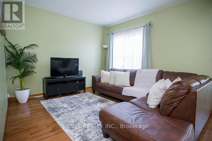 Photo 7 of 102 Walnut Street, Brantford ON