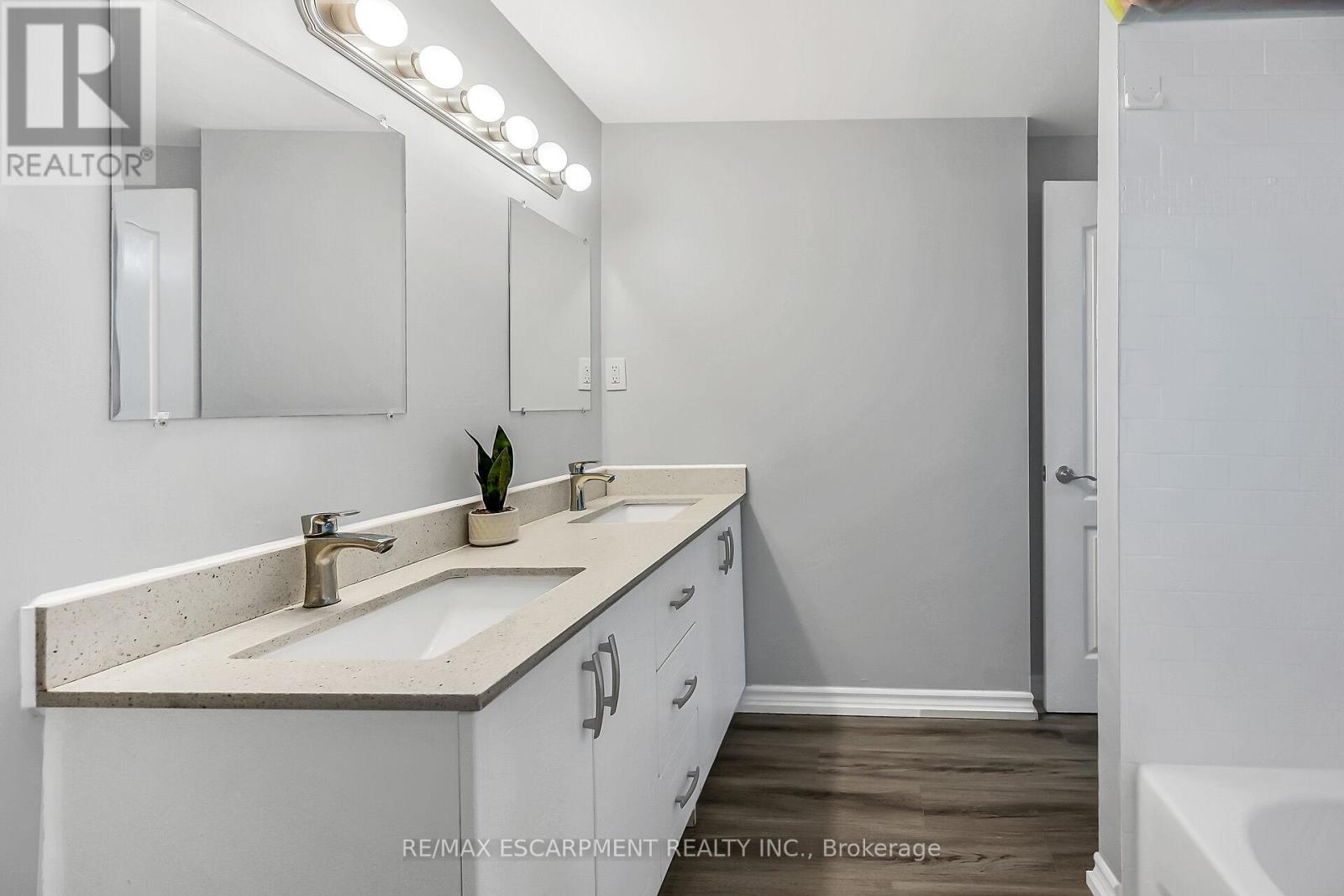 Photo 28 of 8 125 Limeridge Road W, Hamilton ON