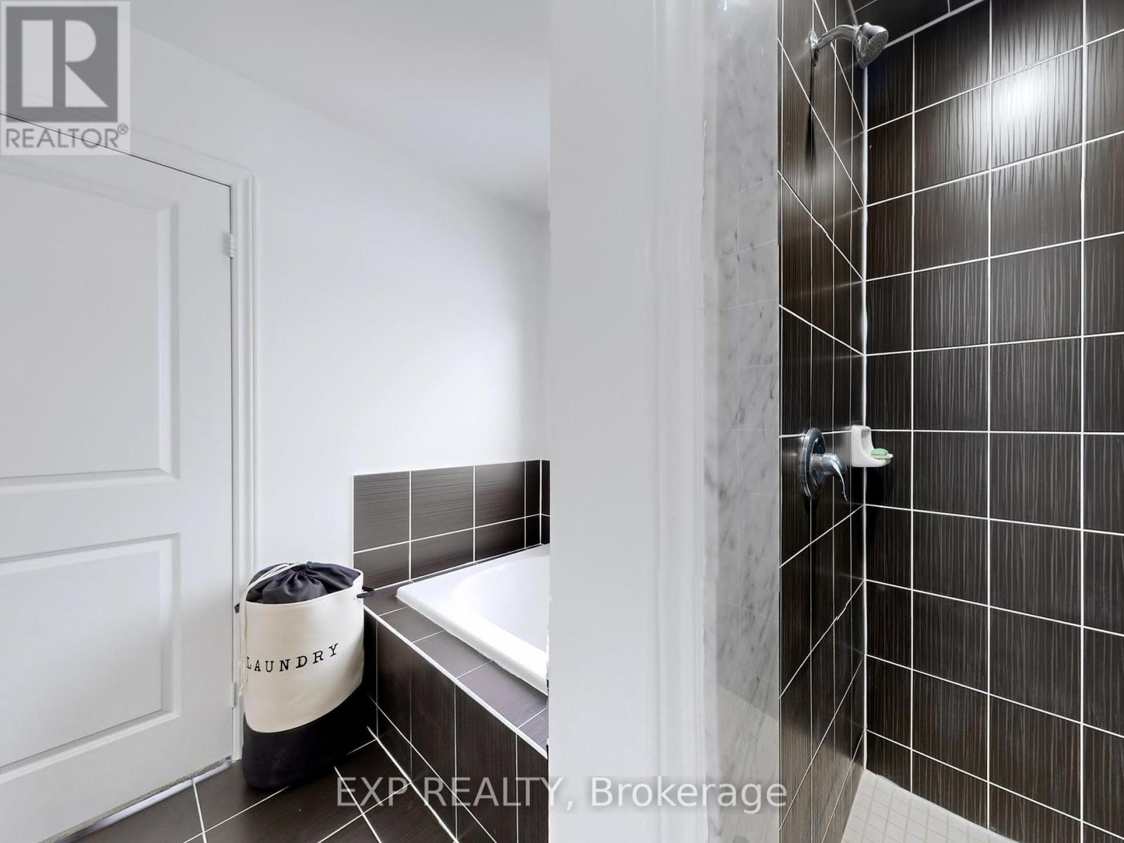 Photo 28 of 32 Doc Lougheed Avenue, Southgate ON