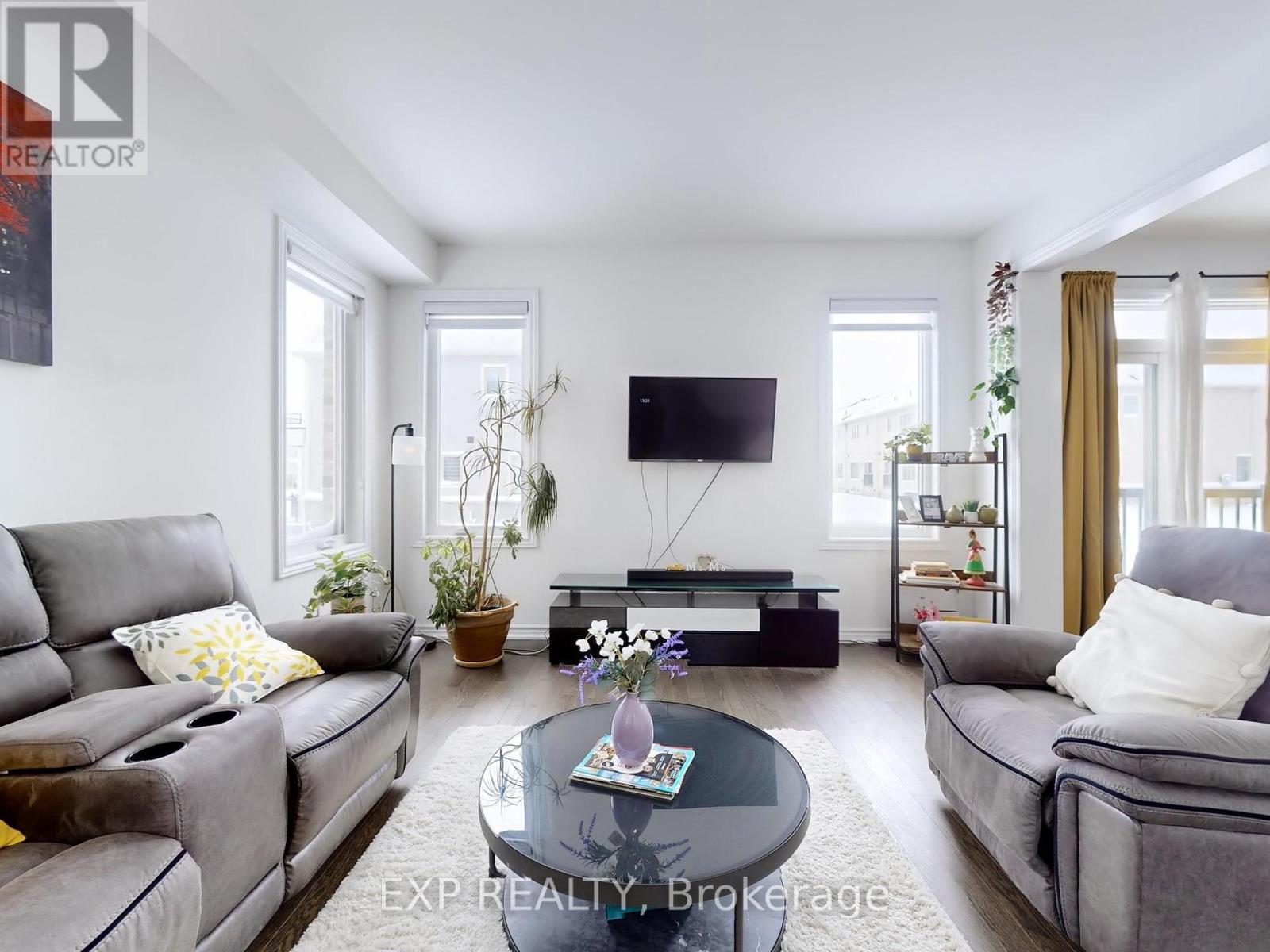 Photo 4 of 32 Doc Lougheed Avenue, Southgate ON