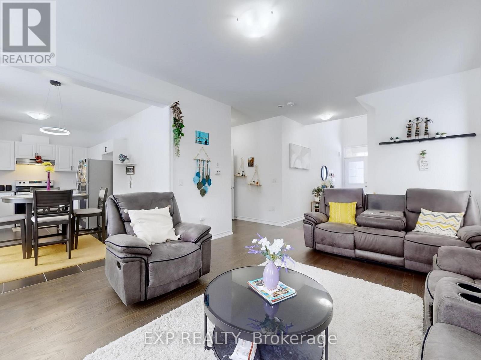 Photo 5 of 32 Doc Lougheed Avenue, Southgate ON