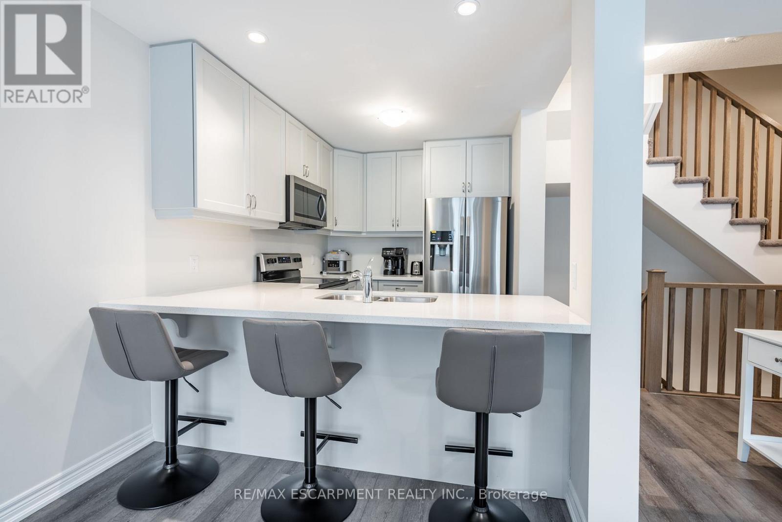 Photo 10 of 36 27 Rachel Drive, Hamilton ON