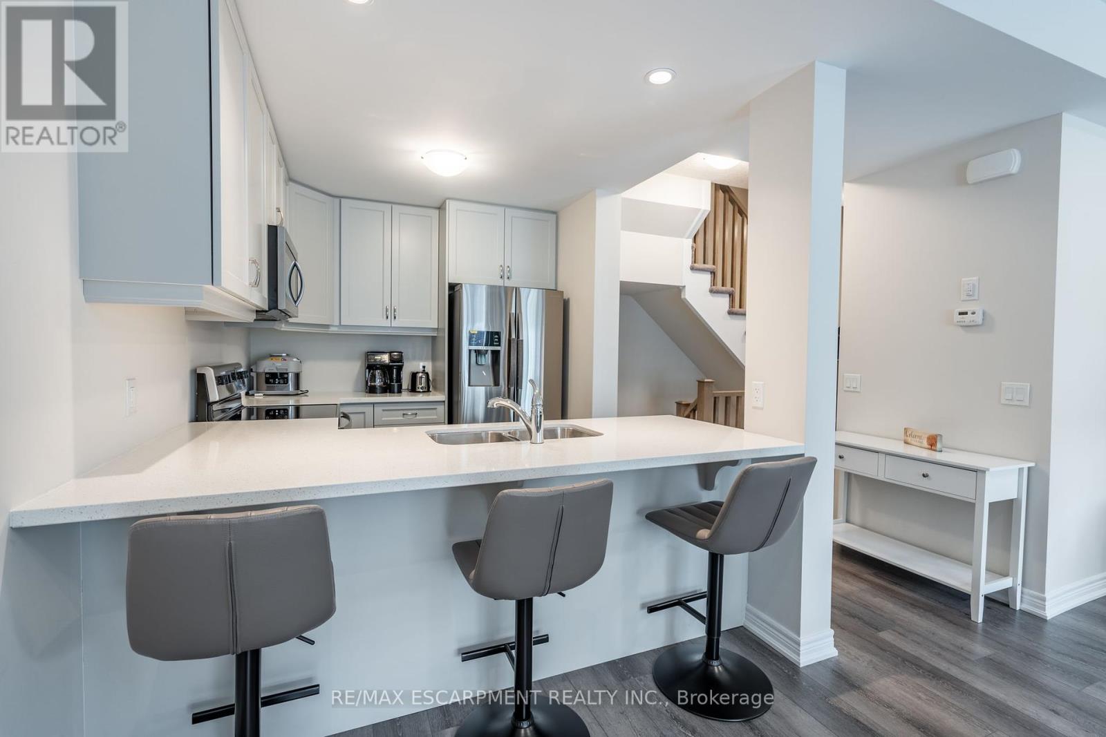 Photo 11 of 36 27 Rachel Drive, Hamilton ON