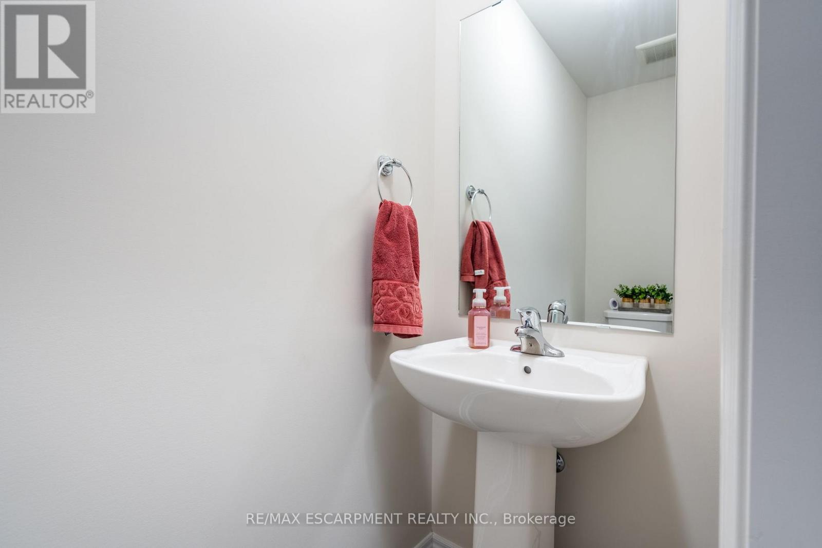 Photo 23 of 36 27 Rachel Drive, Hamilton ON