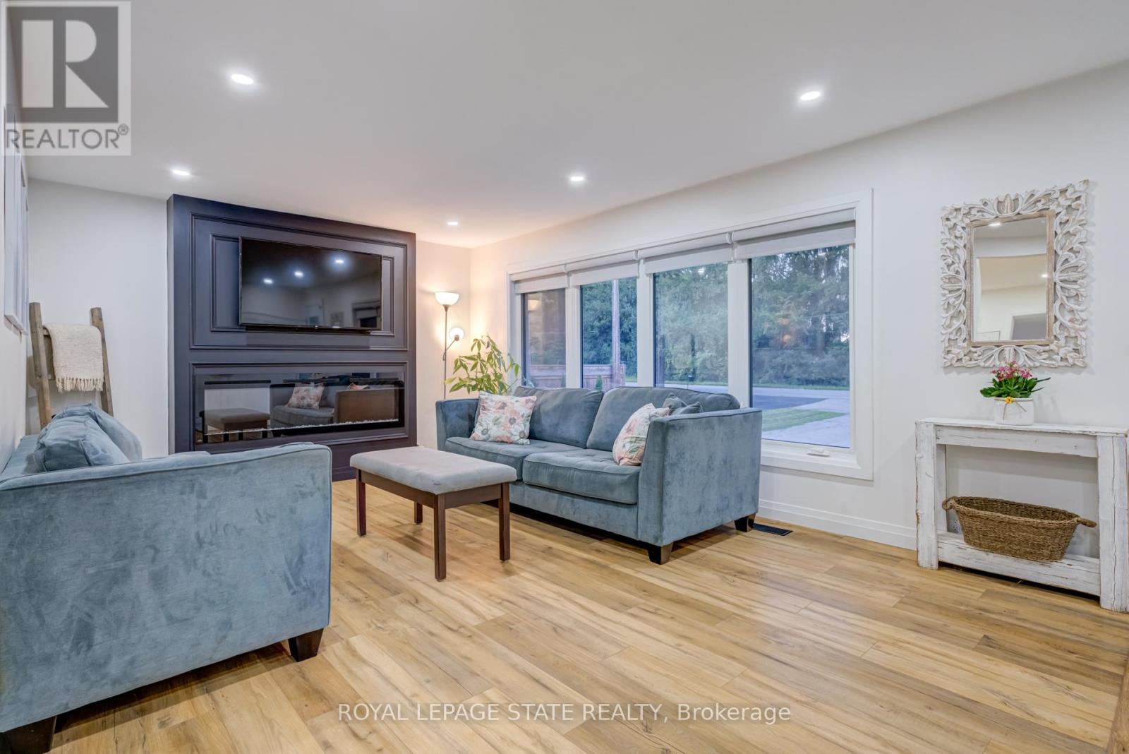 Photo 10 of 6461 Dickenson Road E, Hamilton ON