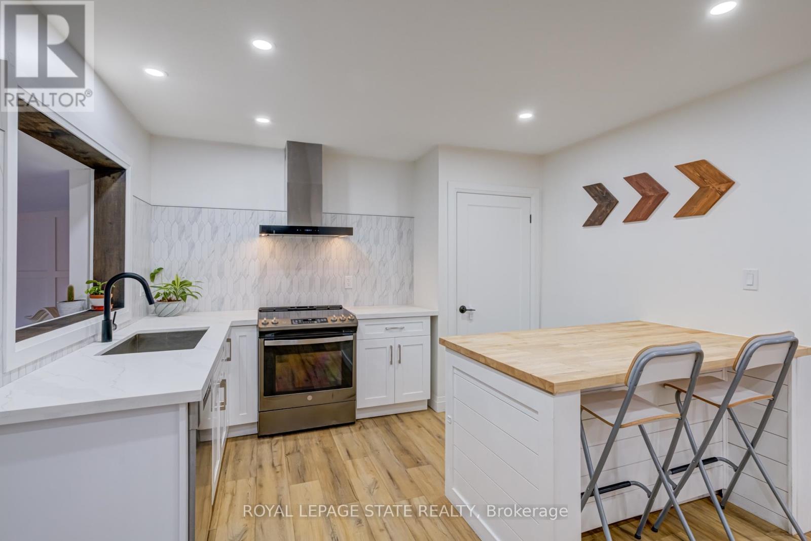 Photo 12 of 6461 Dickenson Road E, Hamilton ON