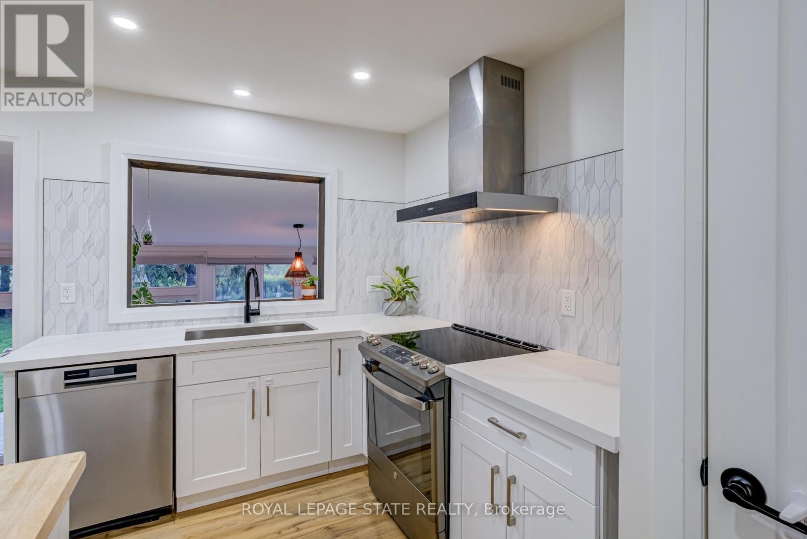 Photo 13 of 6461 Dickenson Road E, Hamilton ON