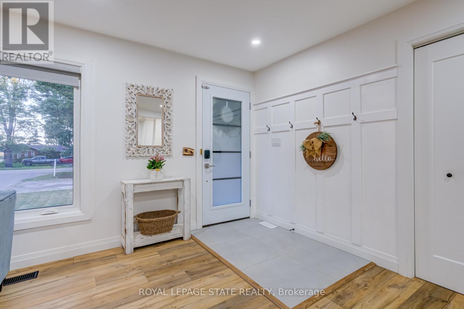 Photo 8 of 6461 Dickenson Road E, Hamilton ON