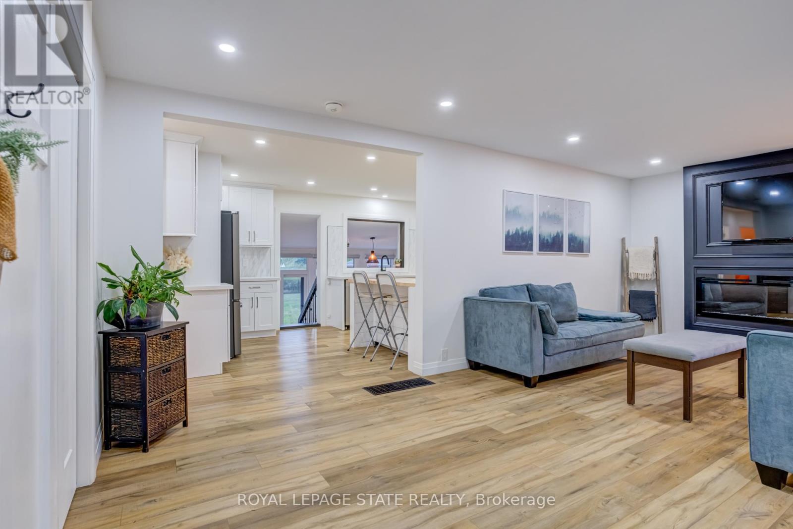 Photo 9 of 6461 Dickenson Road E, Hamilton ON