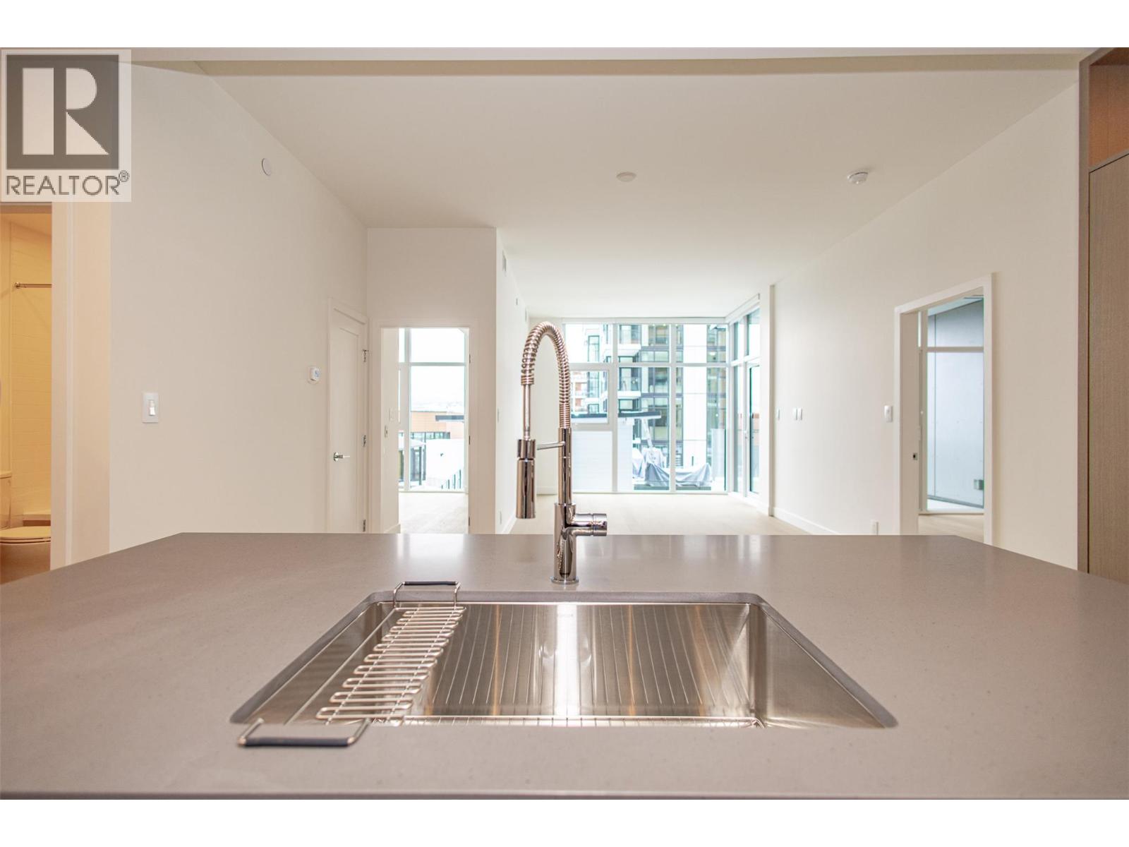 312 3389 LAKESHORE Road, Kelowna