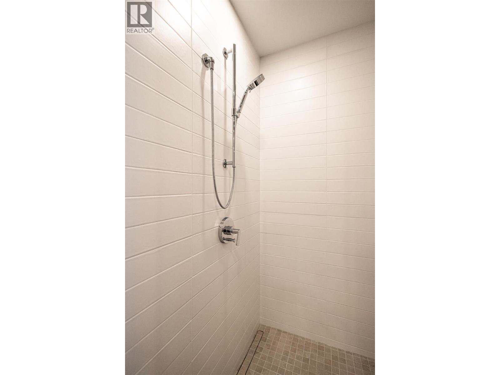 312 3389 LAKESHORE Road, Kelowna