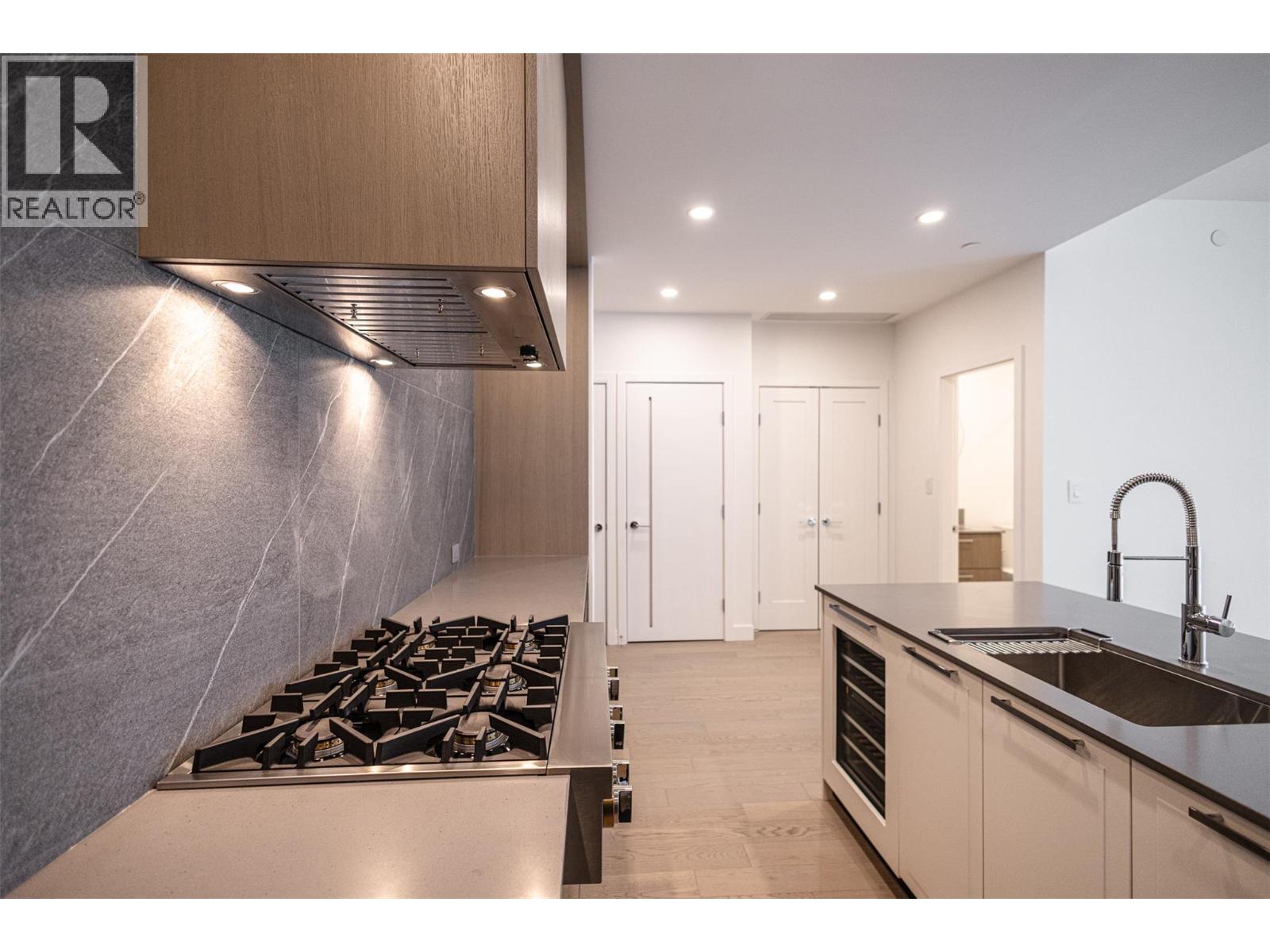 312 3389 LAKESHORE Road, Kelowna