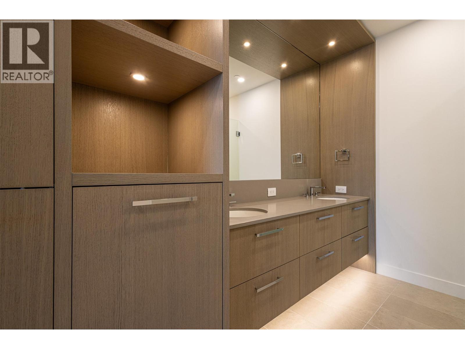 312 3389 LAKESHORE Road, Kelowna