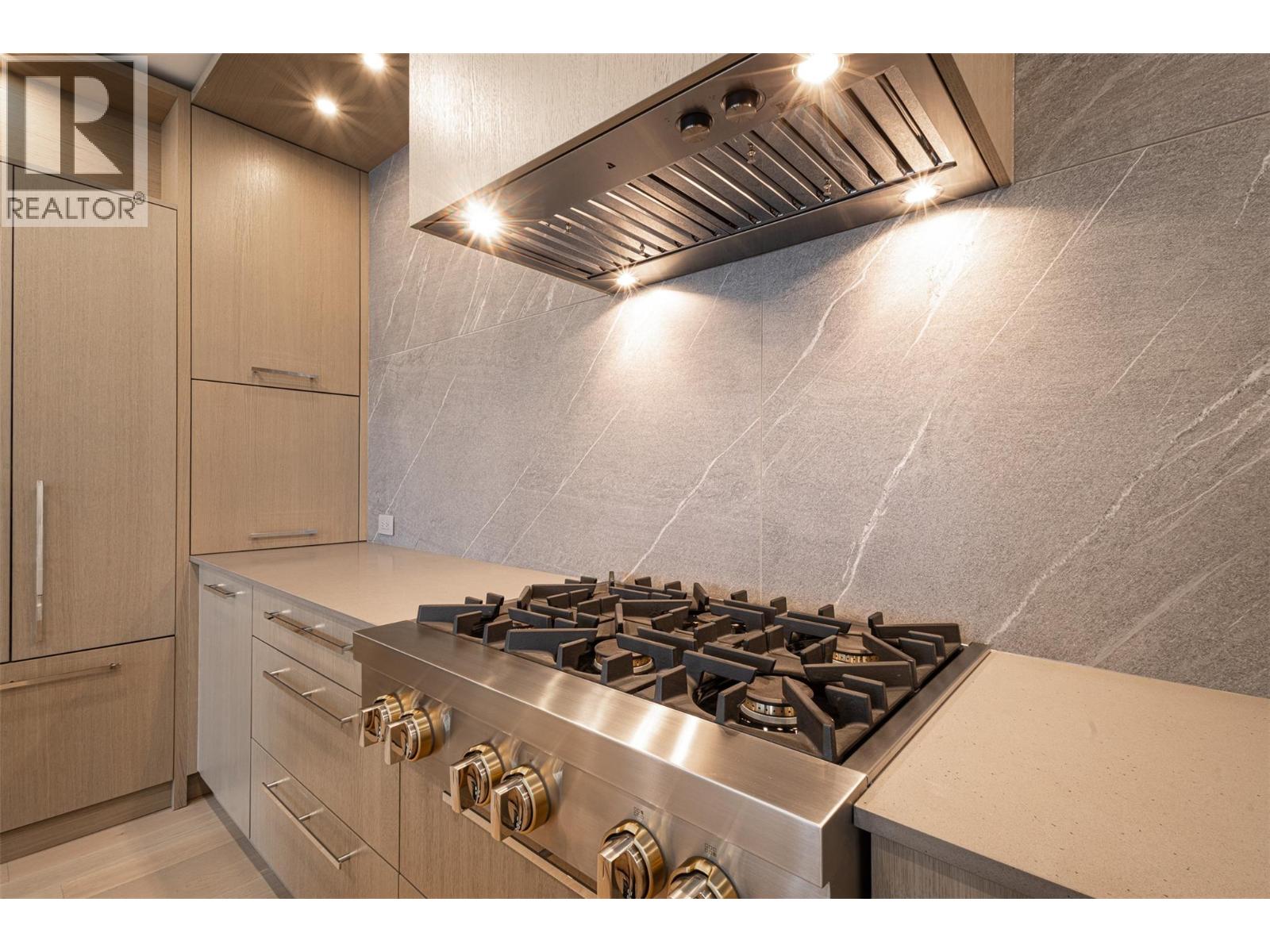 312 3389 LAKESHORE Road, Kelowna
