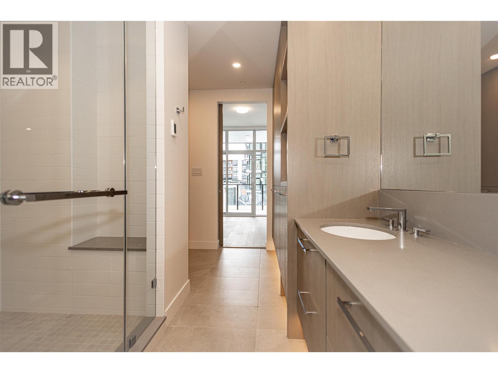 312 3389 LAKESHORE Road, Kelowna