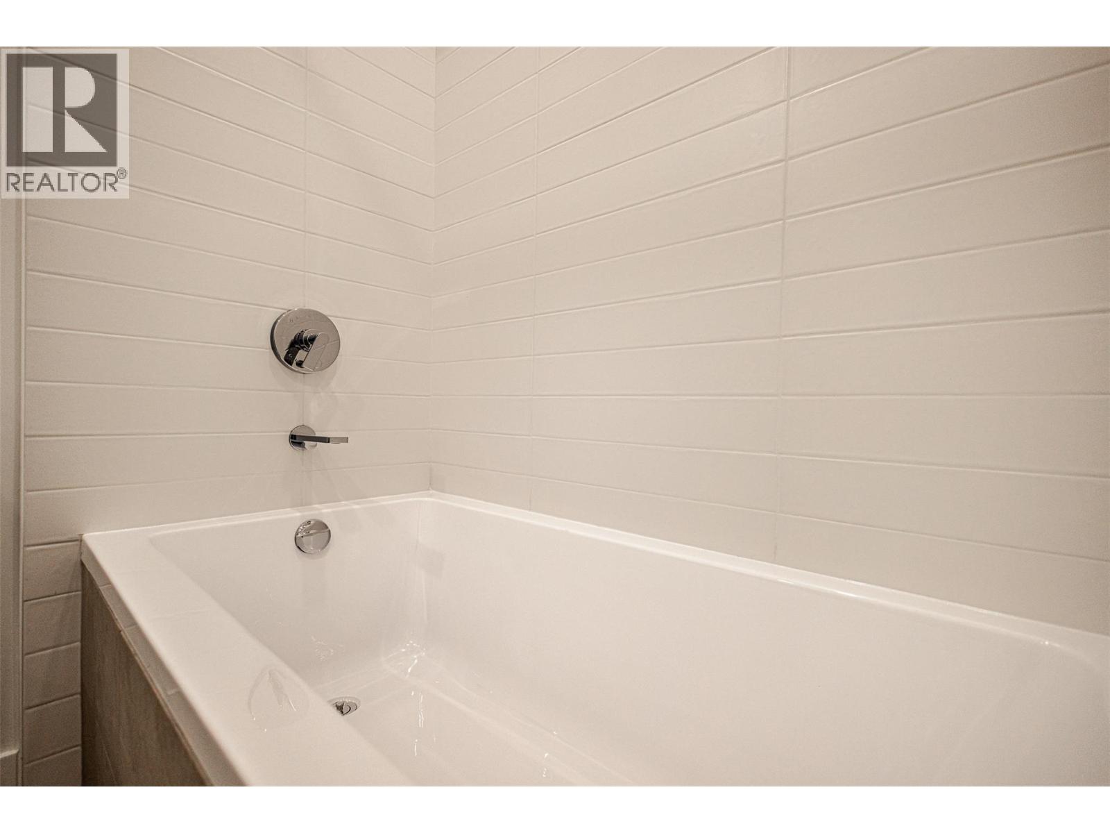 312 3389 LAKESHORE Road, Kelowna