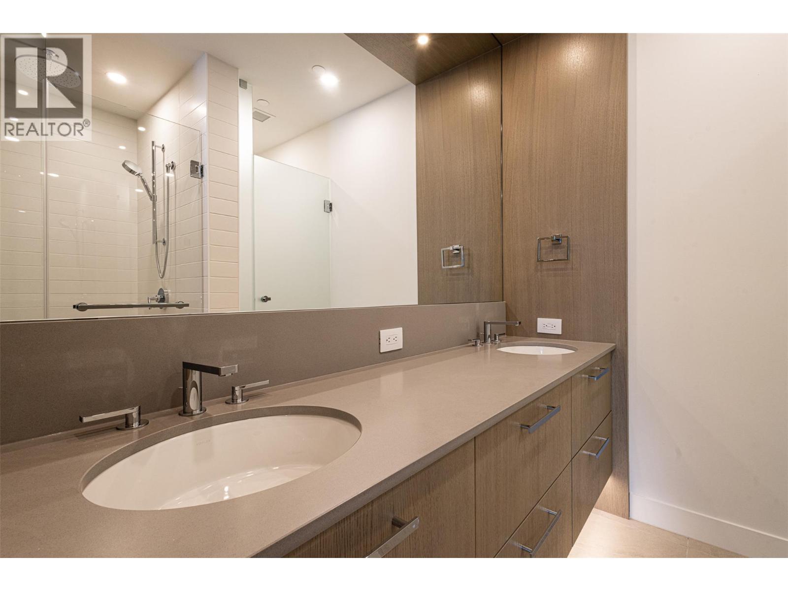 312 3389 LAKESHORE Road, Kelowna