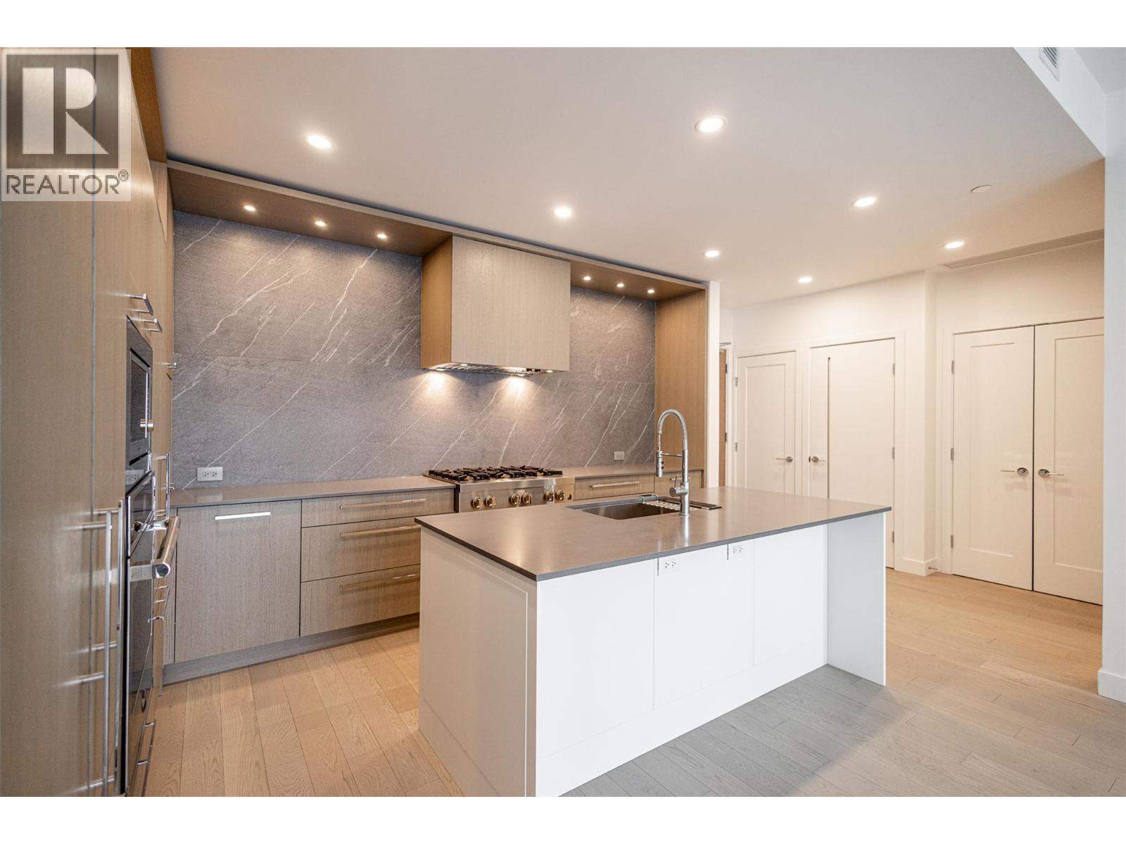 312 3389 LAKESHORE Road, Kelowna