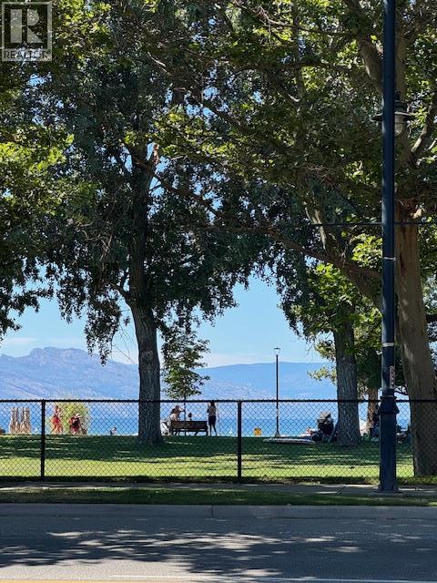 312 3389 LAKESHORE Road, Kelowna