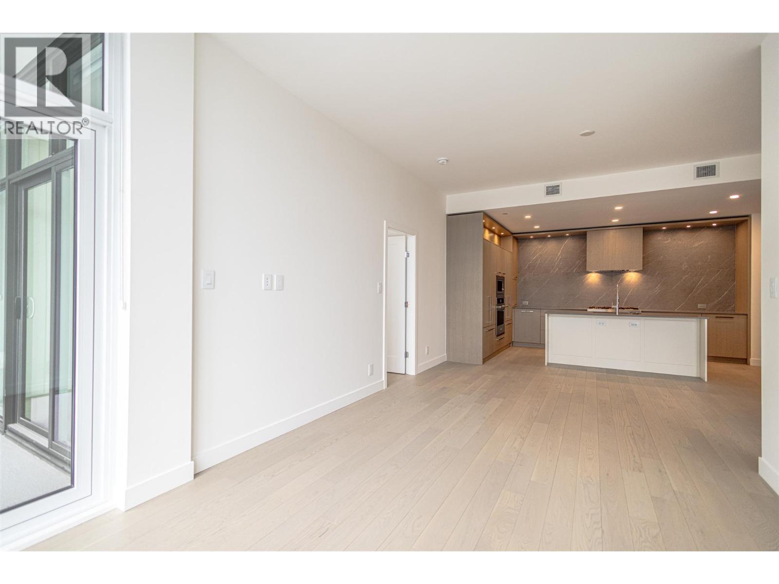 312 3389 LAKESHORE Road, Kelowna