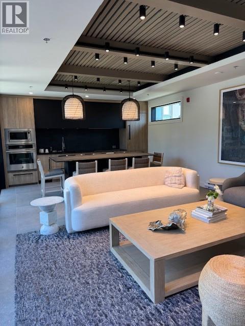 312 3389 LAKESHORE Road, Kelowna