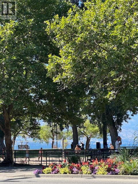 312 3389 LAKESHORE Road, Kelowna