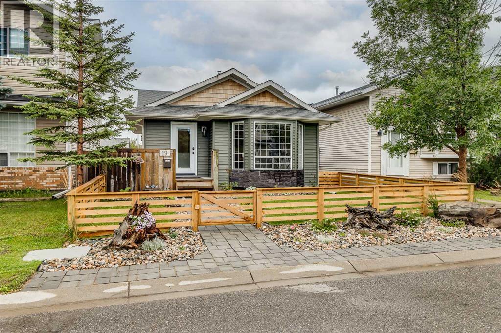 Photo 1 of 19 Martinwood Court Ne, Calgary AB
