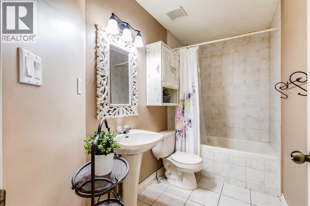 Photo 18 of 19 Martinwood Court Ne, Calgary AB