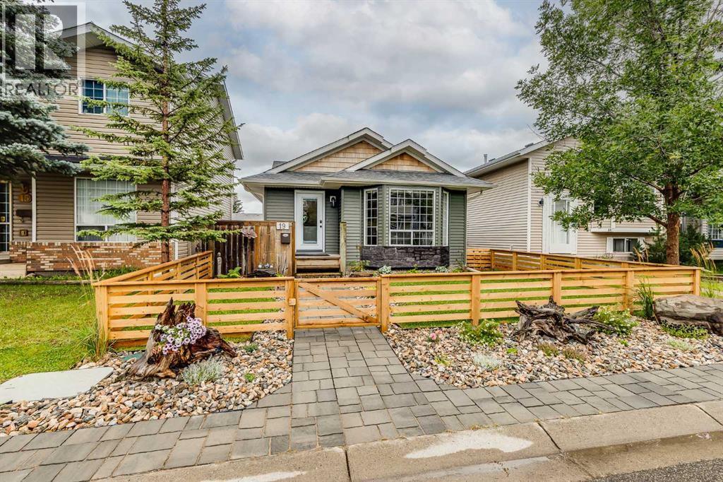 Photo 2 of 19 Martinwood Court Ne, Calgary AB