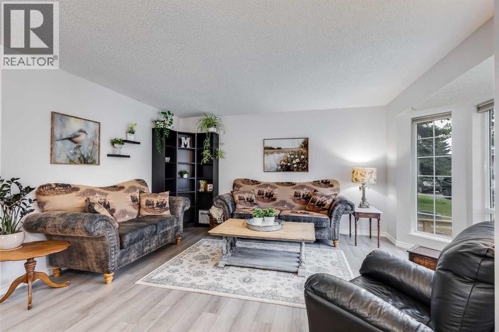 Photo 7 of 19 Martinwood Court Ne, Calgary AB