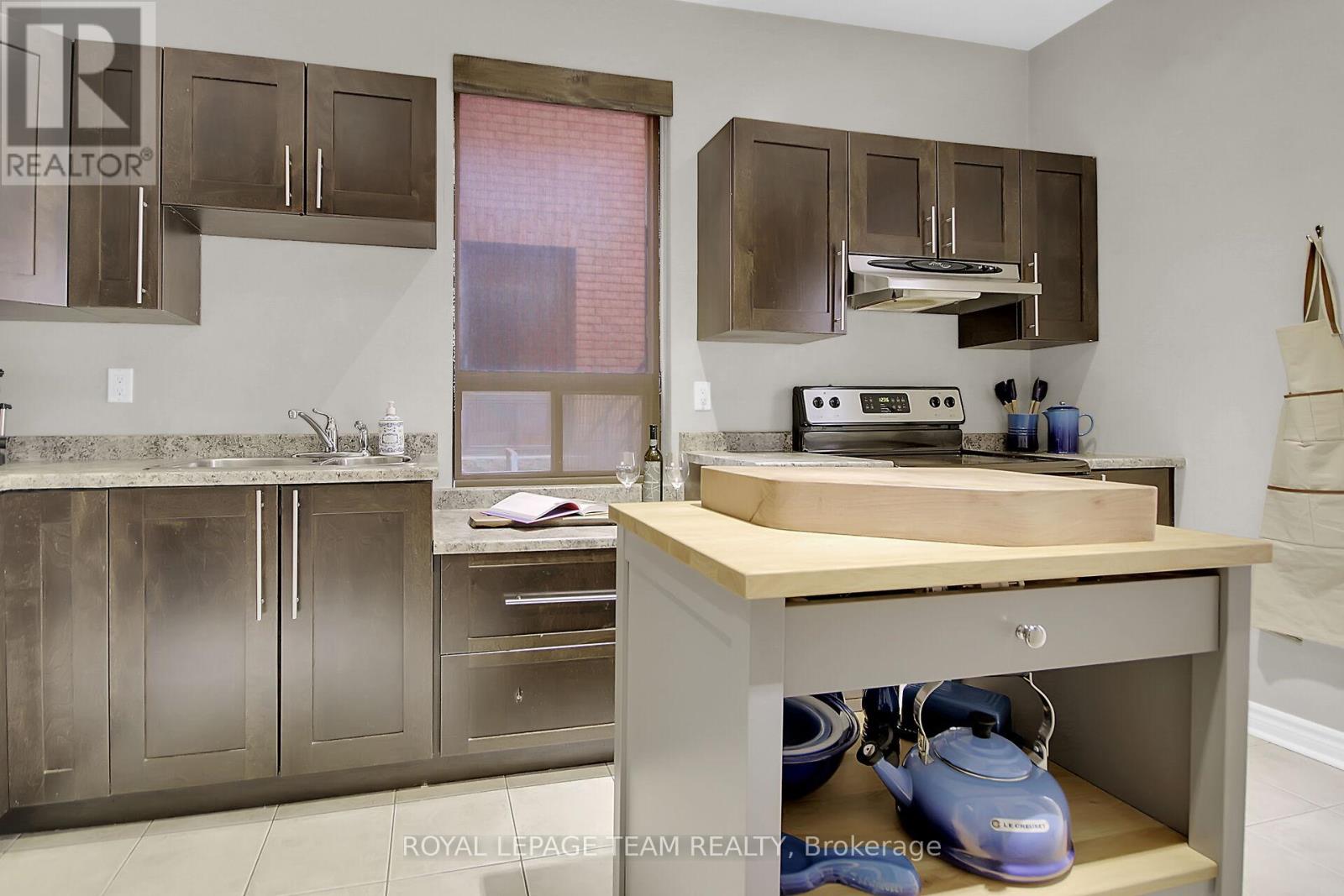 Photo 10 of 57 Argyle Avenue, Ottawa ON