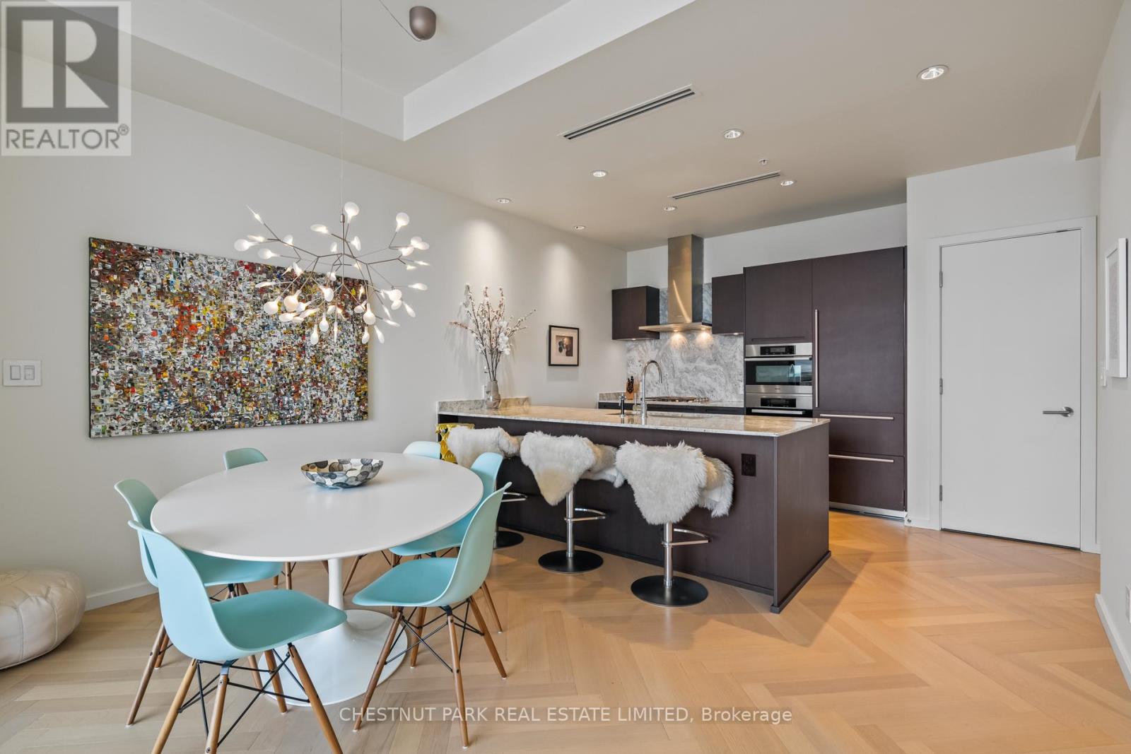 Photo 14 of 5707 180 University Avenue, Toronto ON
