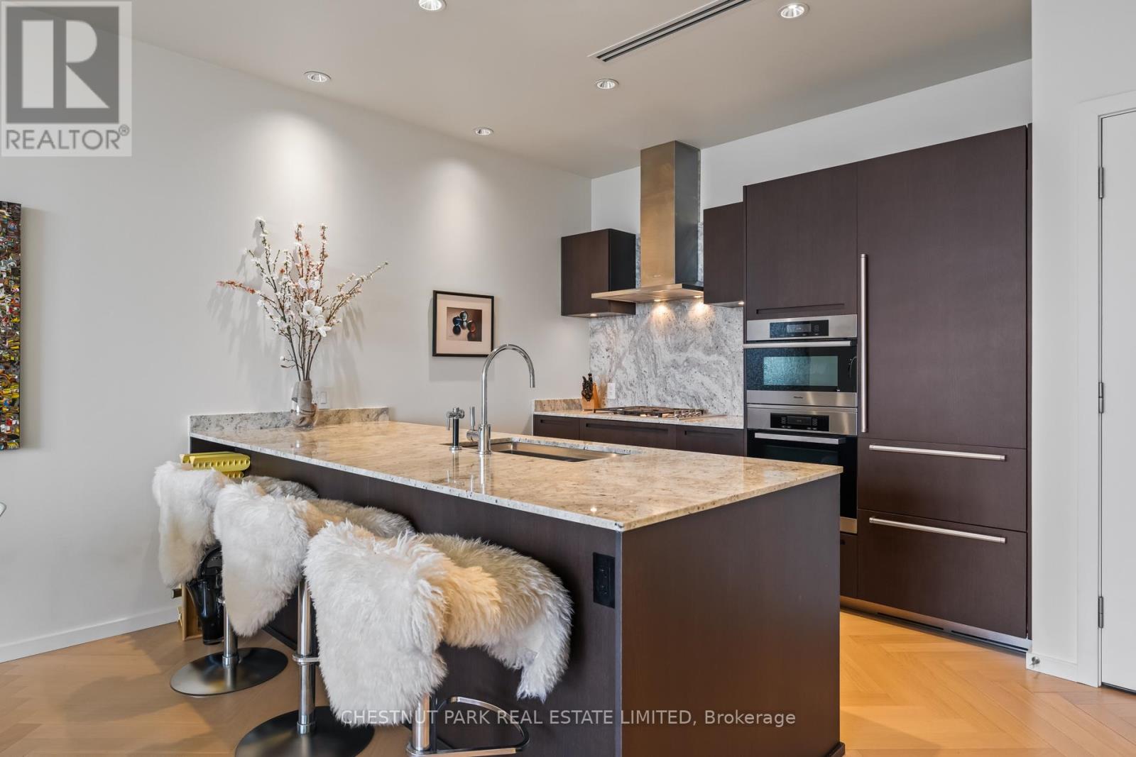 Photo 2 of 5707 180 University Avenue, Toronto ON